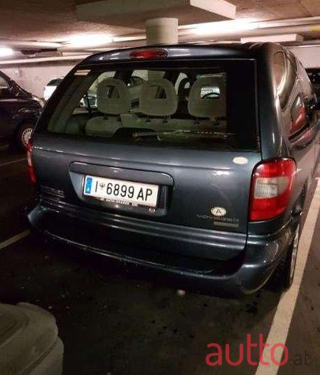 2001' Chrysler Voyager photo #2