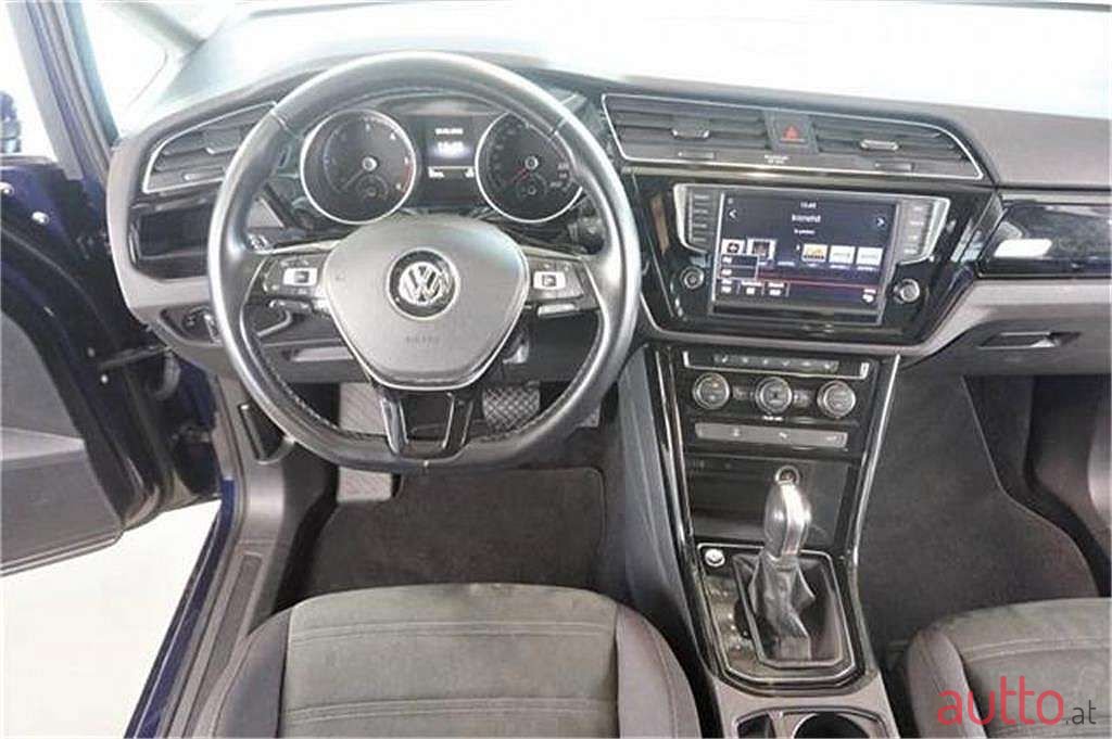 2016' Volkswagen Touran photo #4