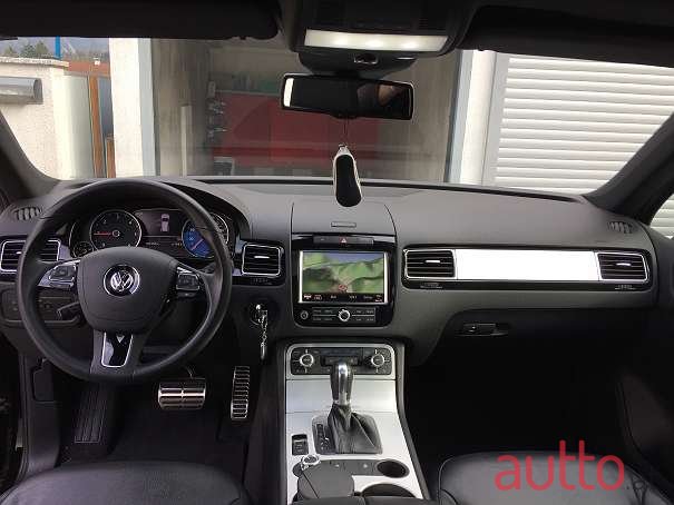 2011' Volkswagen Touareg photo #5