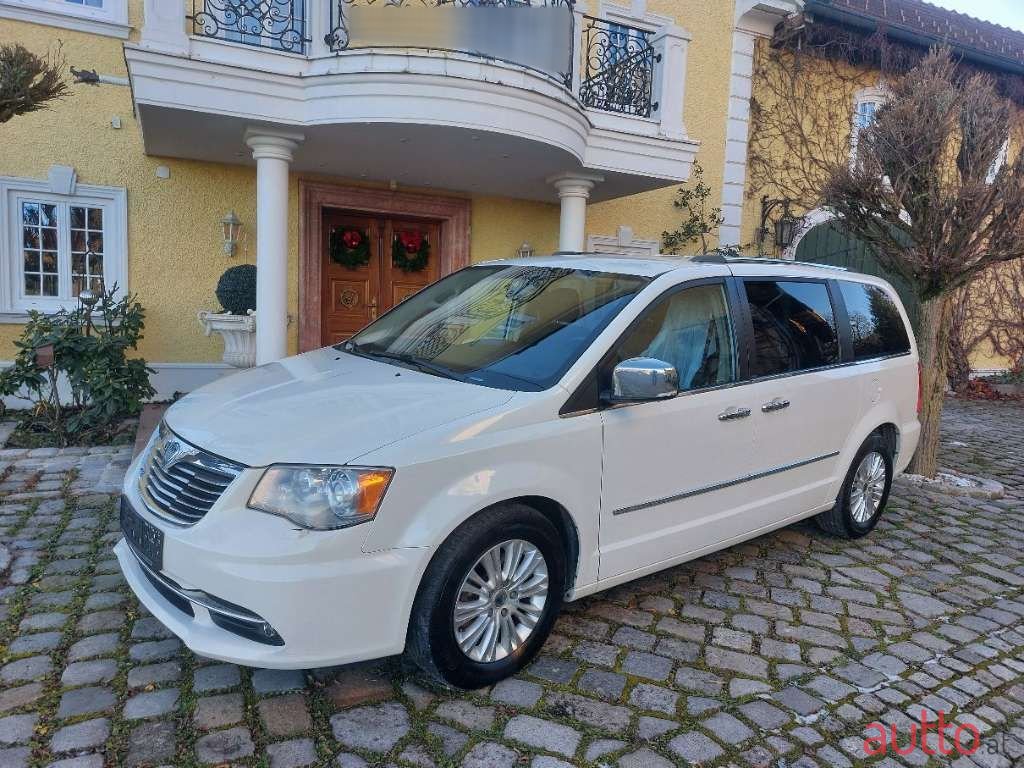 2013' Lancia Voyager photo #1