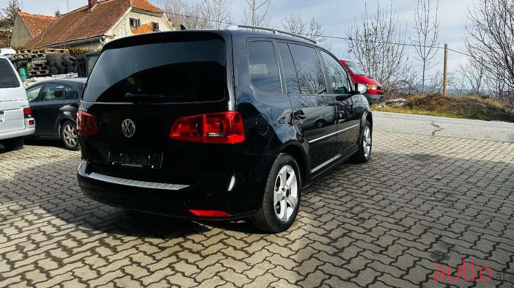 2011' Volkswagen Touran photo #4