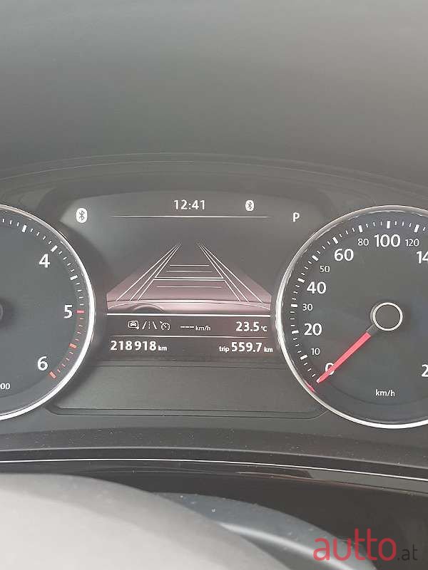 2014' Volkswagen Touareg photo #3