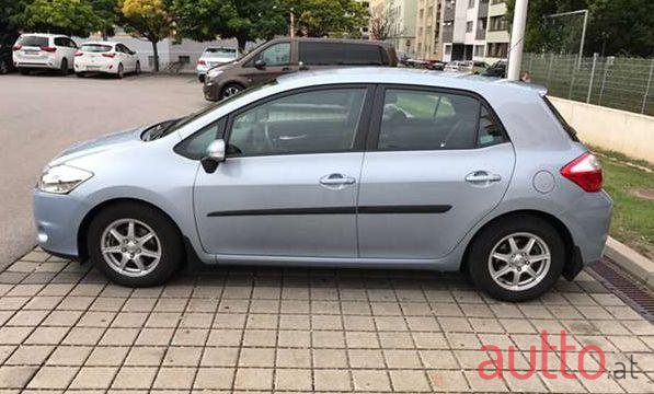 2011' Toyota Auris photo #1