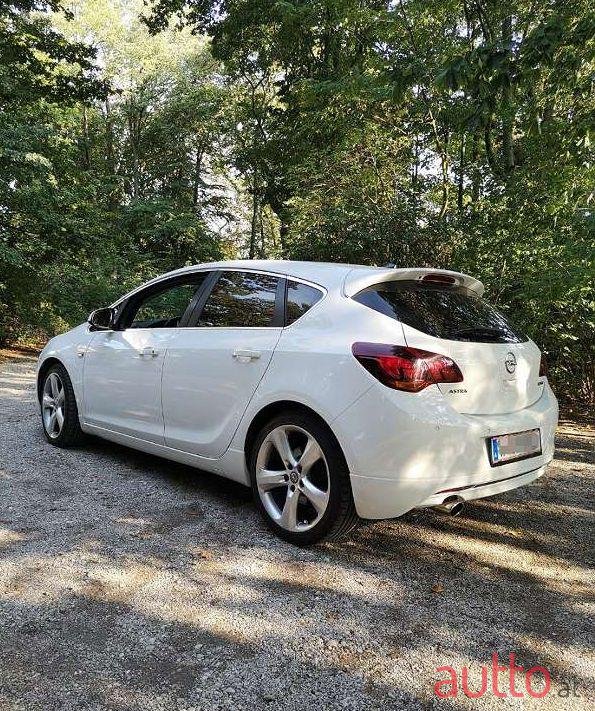 2010' Opel Astra photo #1