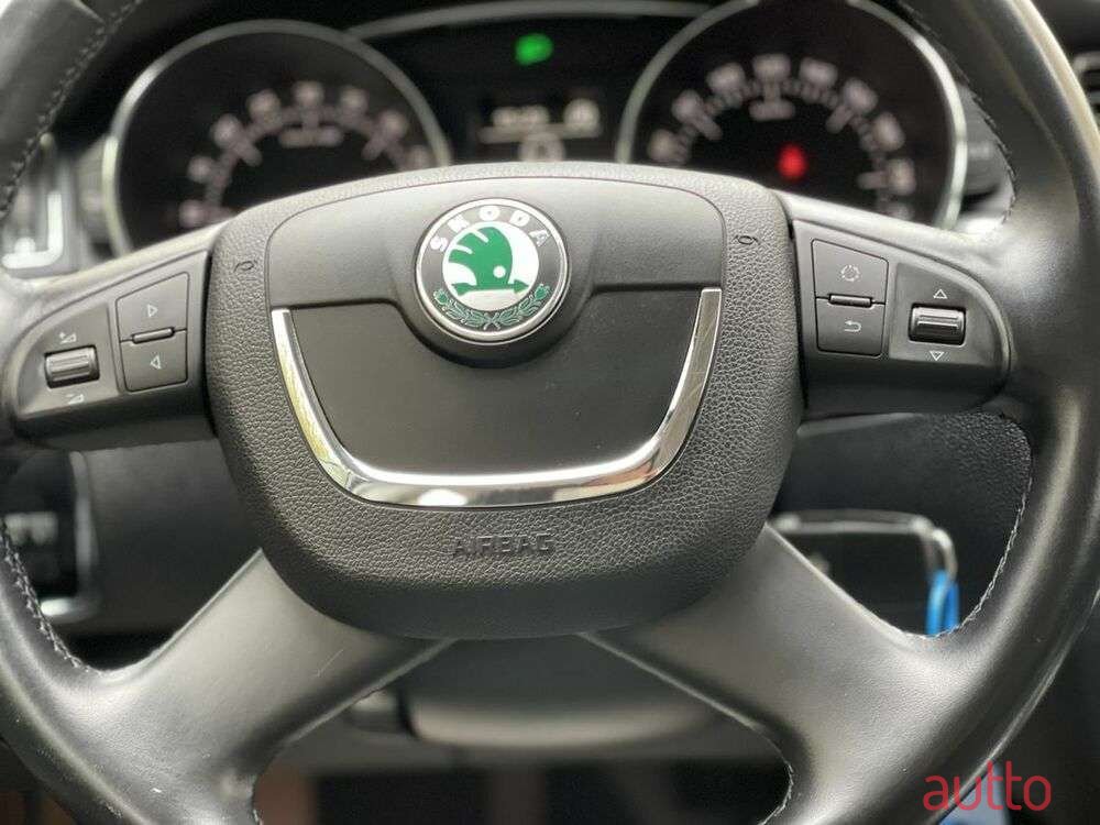 2011' Skoda Superb photo #6