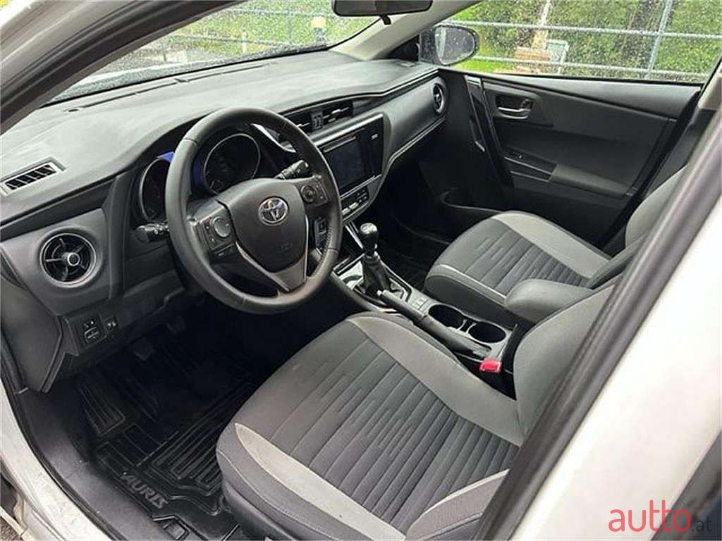 2015' Toyota Auris photo #5