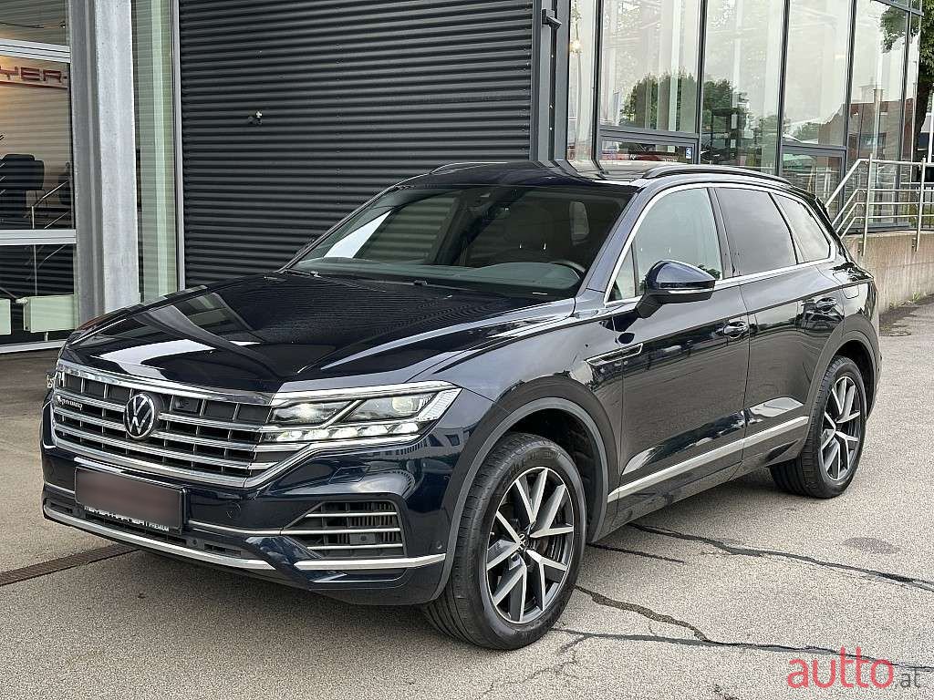 2021' Volkswagen Touareg photo #1