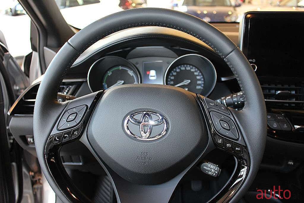 2018' Toyota C-HR photo #5