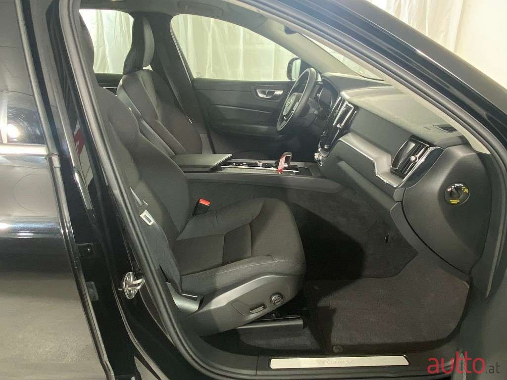2021' Volvo XC60 photo #3