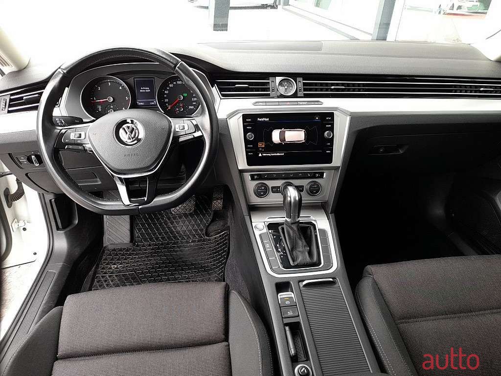 2019' Volkswagen Passat photo #2