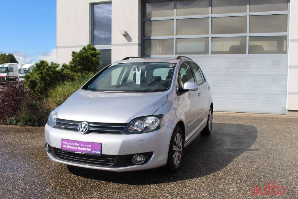 2011' Volkswagen Golf photo #1