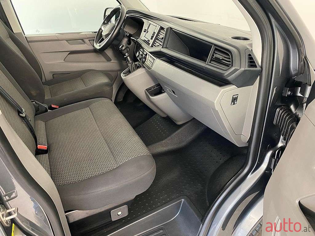 2022' Volkswagen Caravelle photo #4