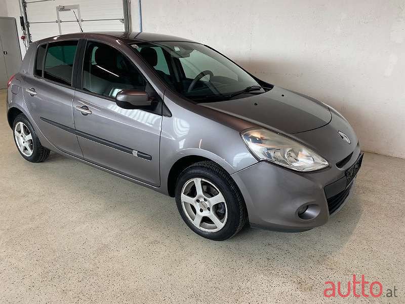 2011' Renault Clio photo #1