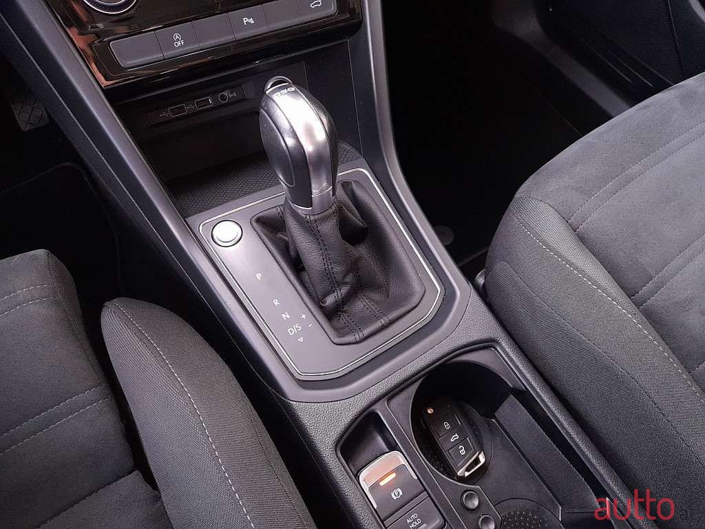 2019' Volkswagen Touran photo #5