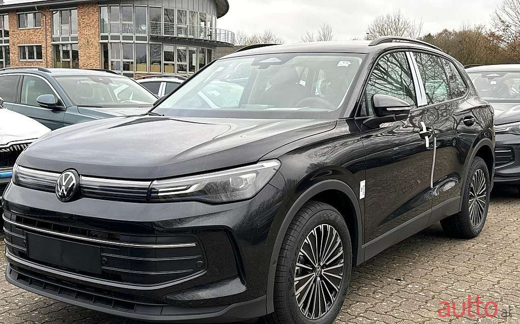 2024' Volkswagen Tiguan photo #1