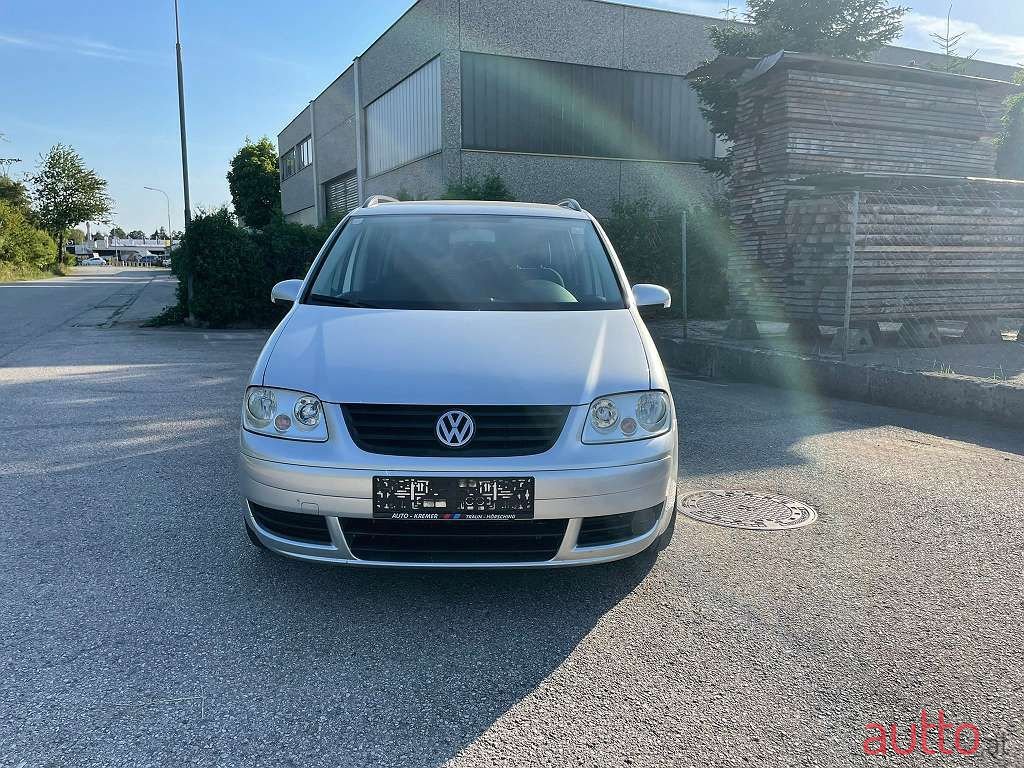 2005' Volkswagen Touran photo #1