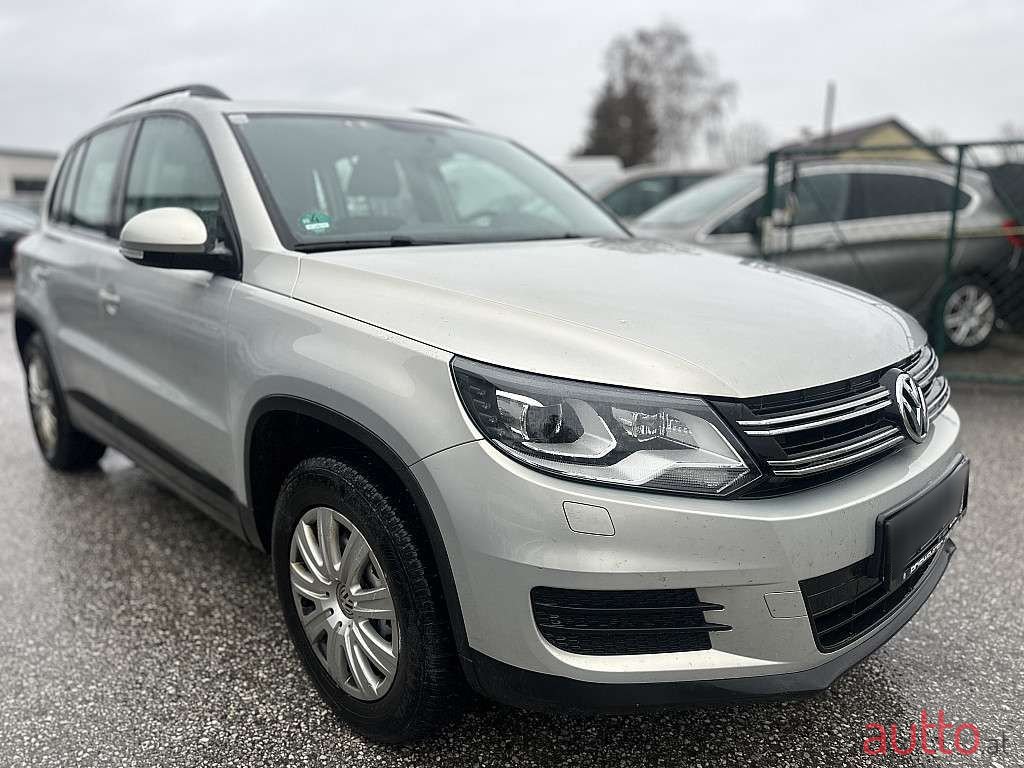 2012' Volkswagen Tiguan photo #2