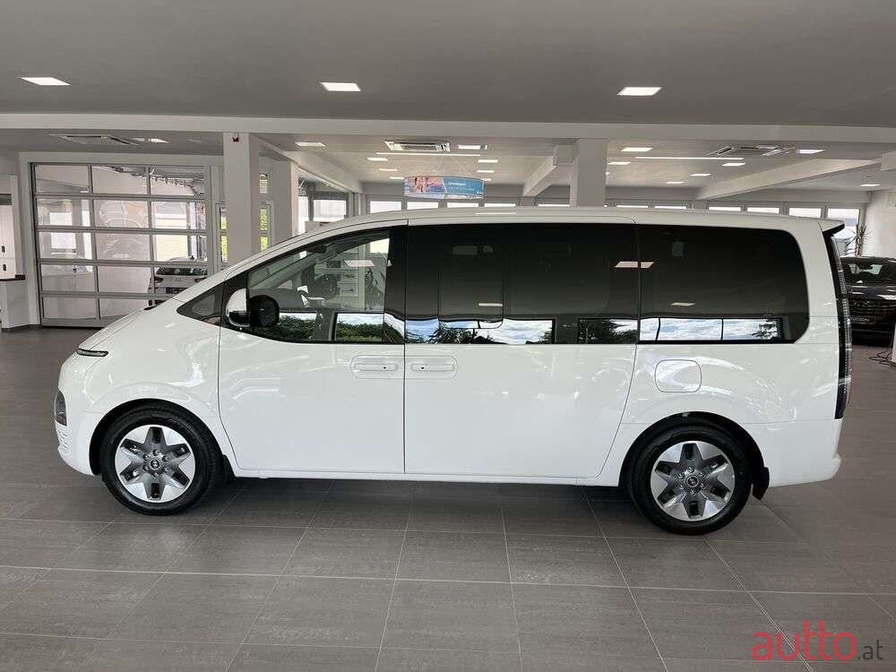 2023' Hyundai Staria photo #3
