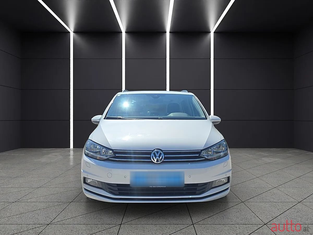 2019' Volkswagen Touran photo #3