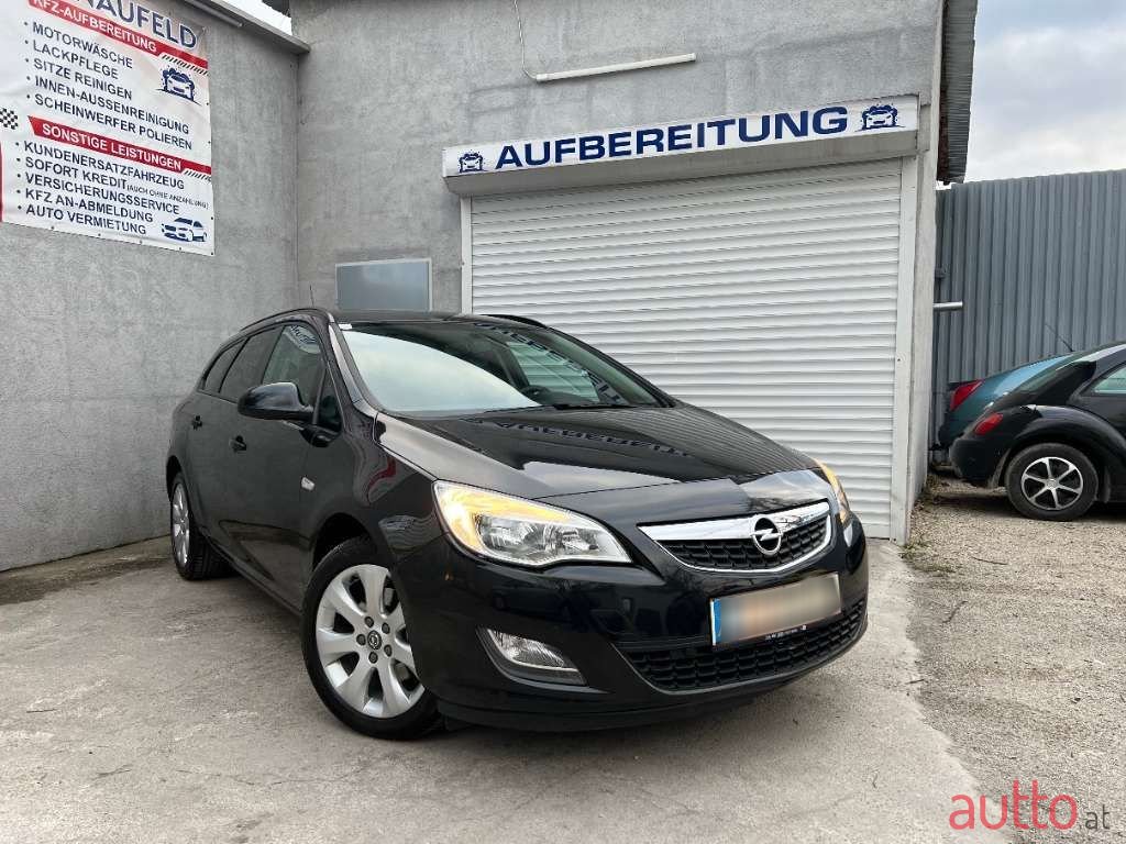 2013' Opel Astra photo #1