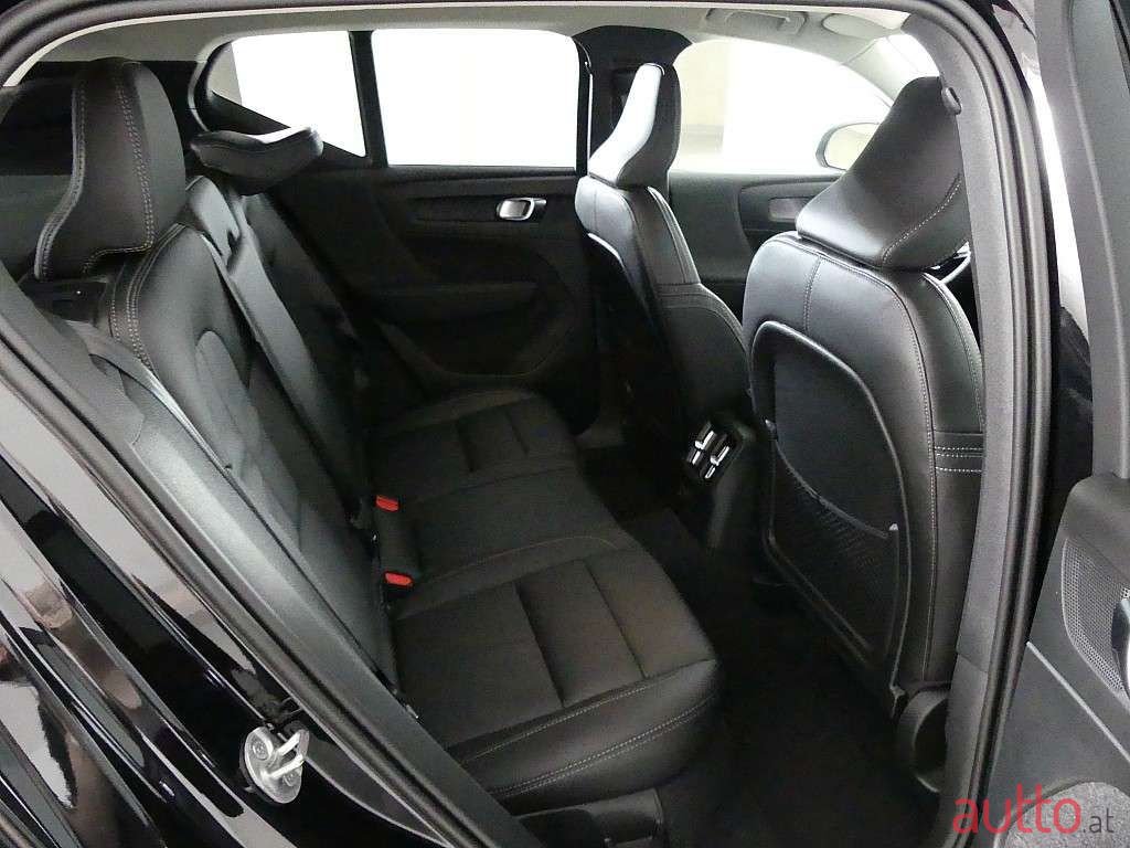 2022' Volvo XC40 photo #4
