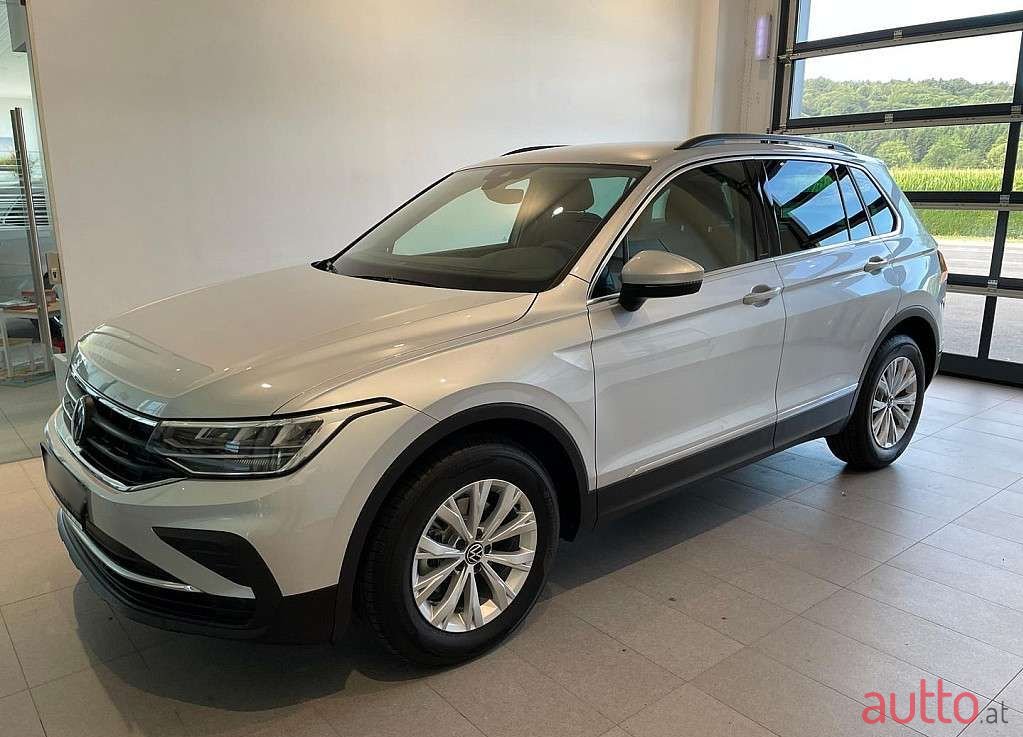 2022' Volkswagen Tiguan photo #1