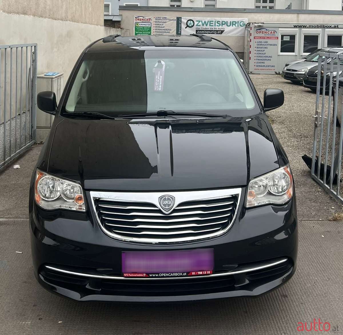 2012' Lancia Voyager photo #3