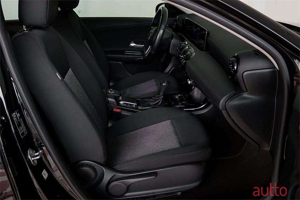 2021' Mercedes-Benz A-Klasse photo #2