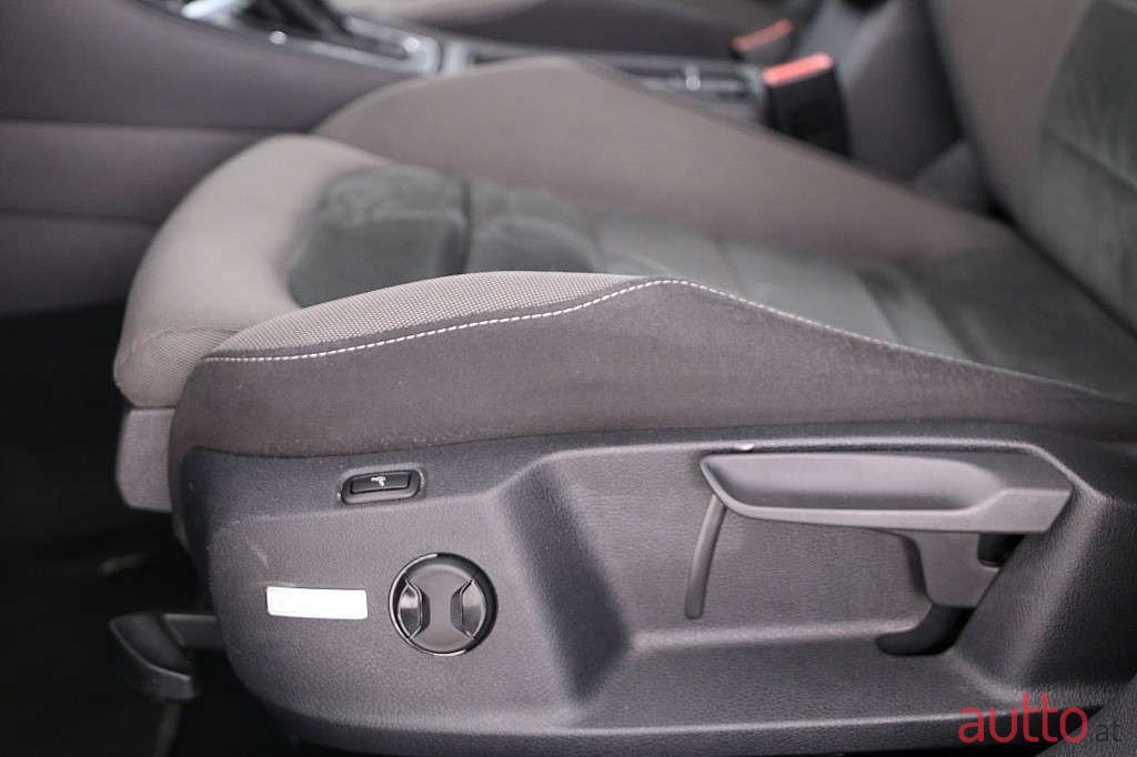 2018' Volkswagen Golf photo #6