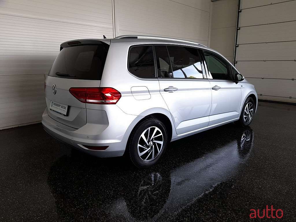 2019' Volkswagen Touran photo #1