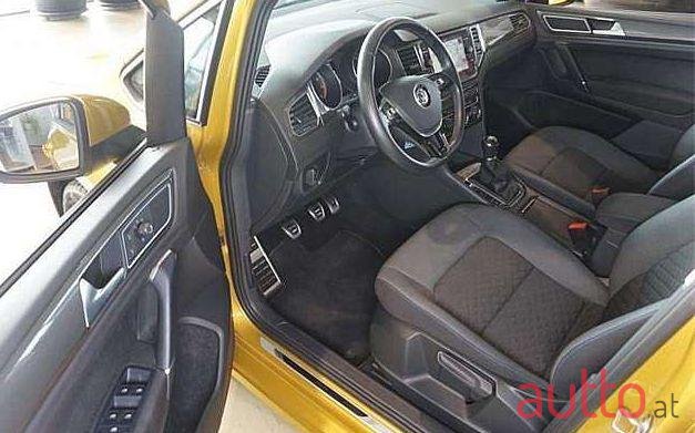 2018' Volkswagen Golf photo #2