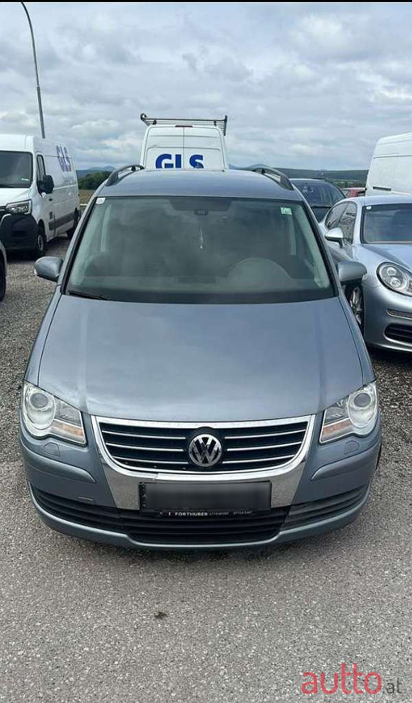 2008' Volkswagen Touran photo #1