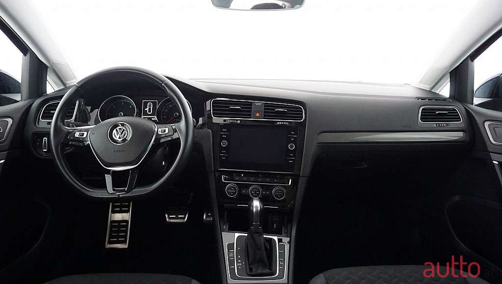 2018' Volkswagen Golf photo #5