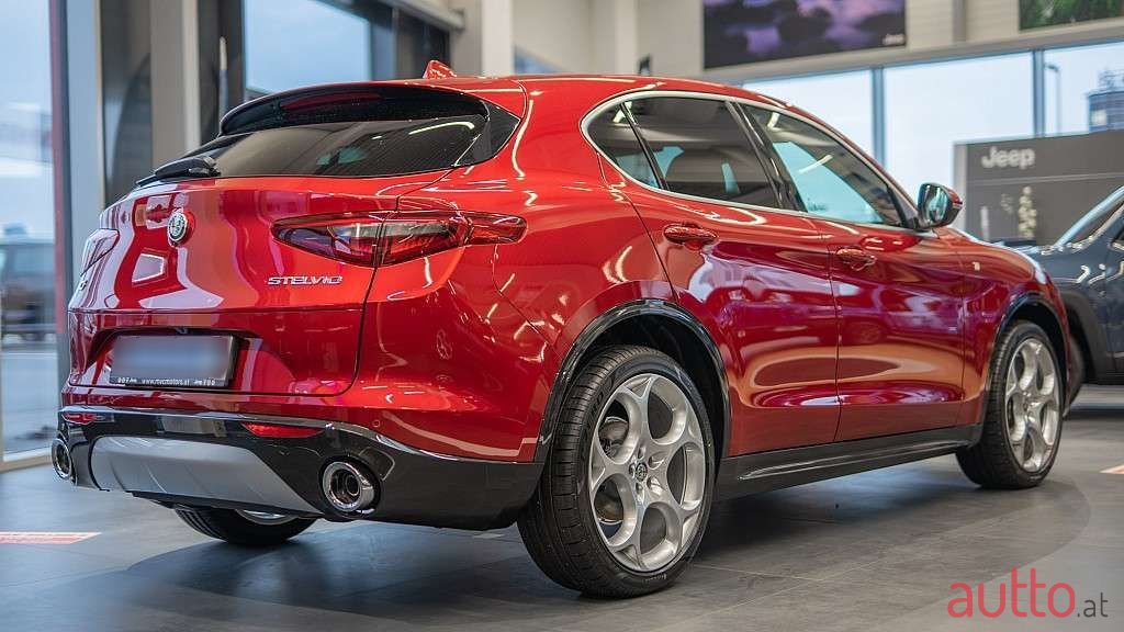 2022' Alfa Romeo Stelvio photo #4