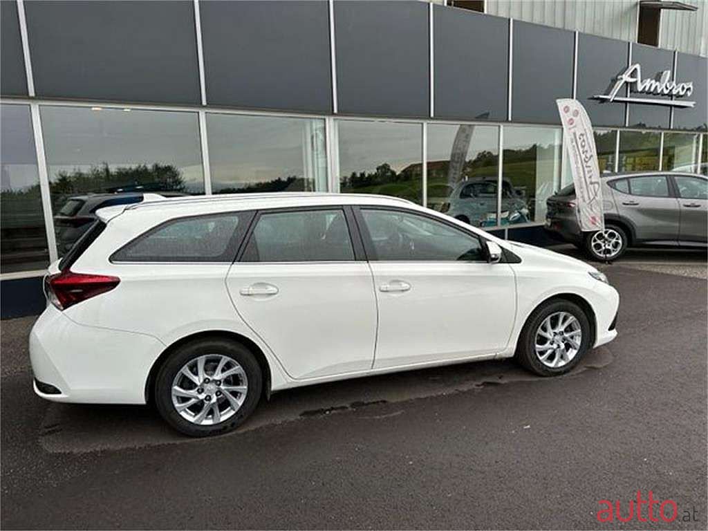 2015' Toyota Auris photo #3