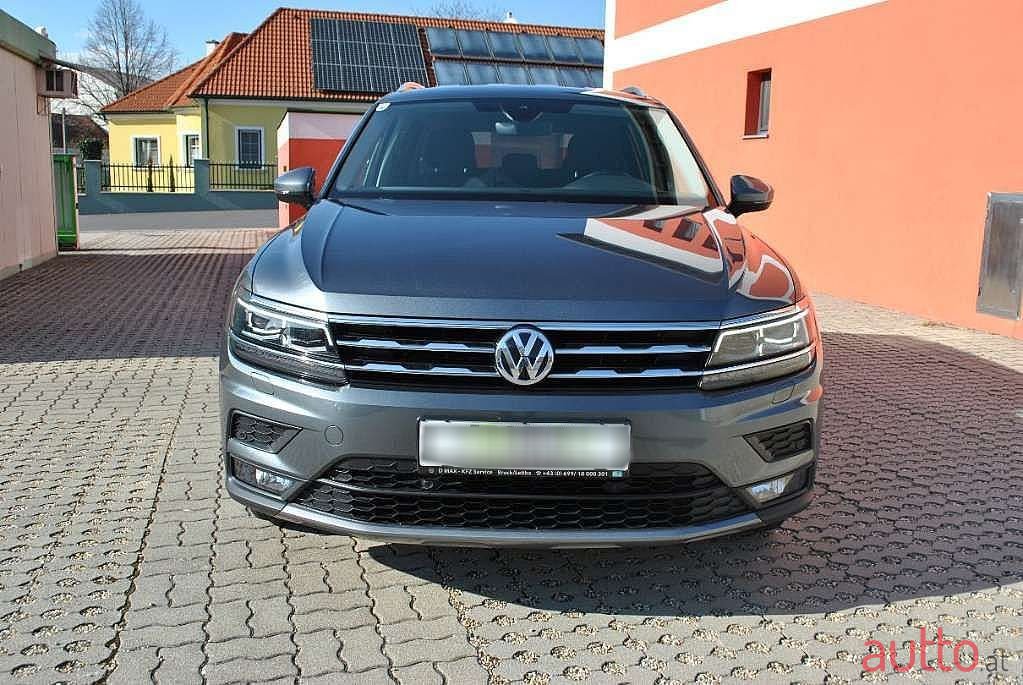 2018' Volkswagen Tiguan photo #2