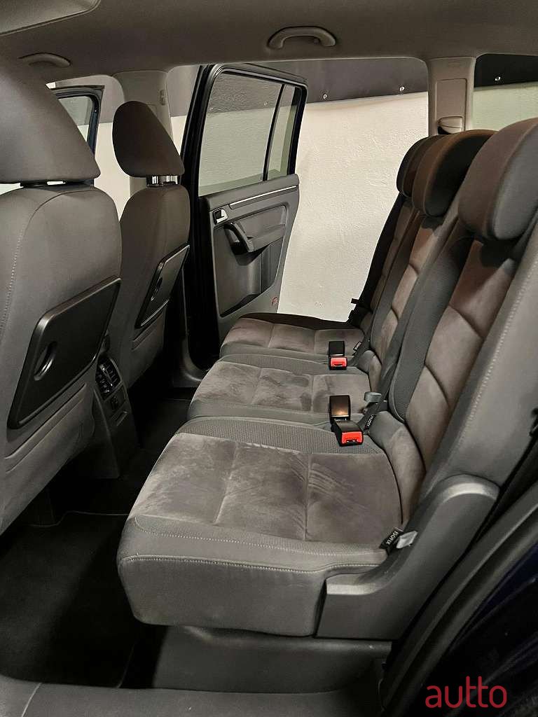2011' Volkswagen Touran photo #4