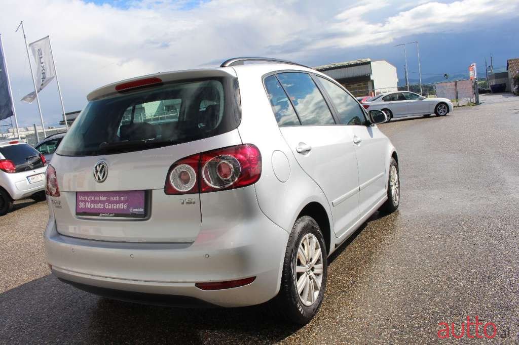 2011' Volkswagen Golf photo #6