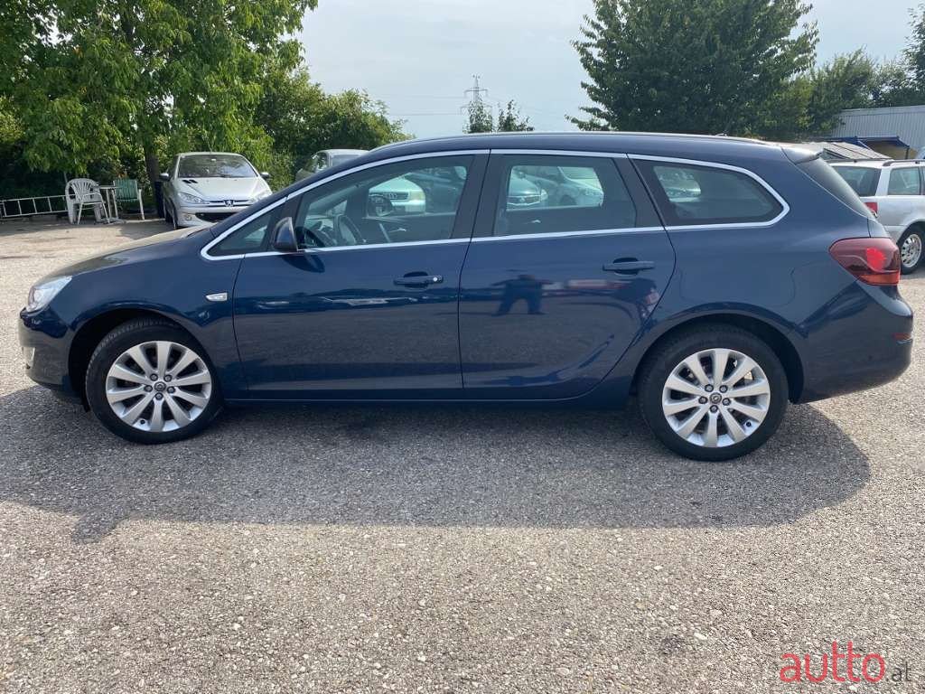 2012' Opel Astra photo #1