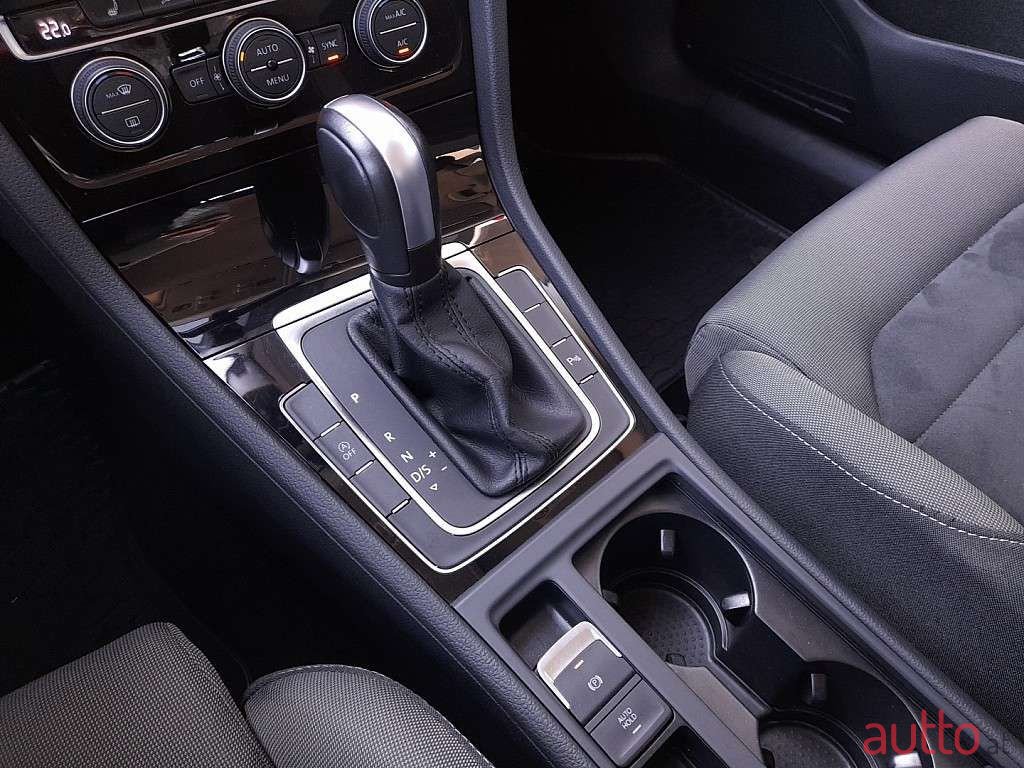 2019' Volkswagen Golf photo #6