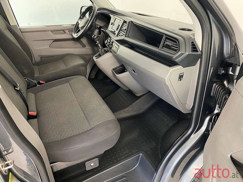 2022' Volkswagen Caravelle photo #4