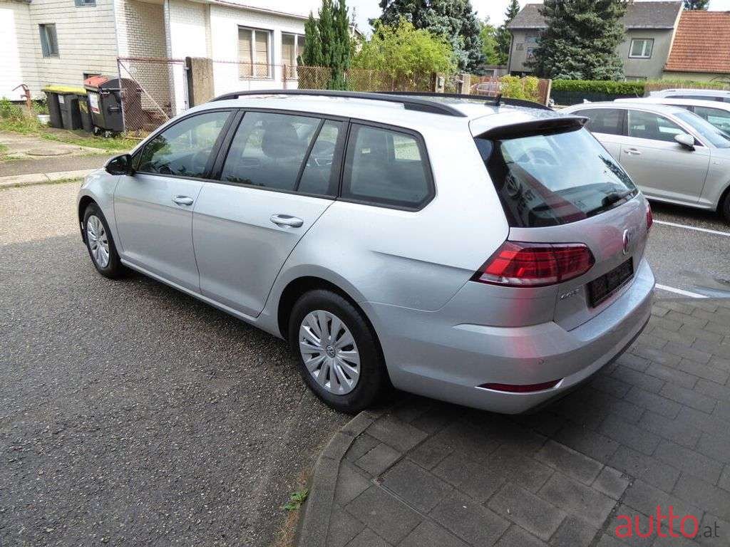 2019' Volkswagen Golf photo #3