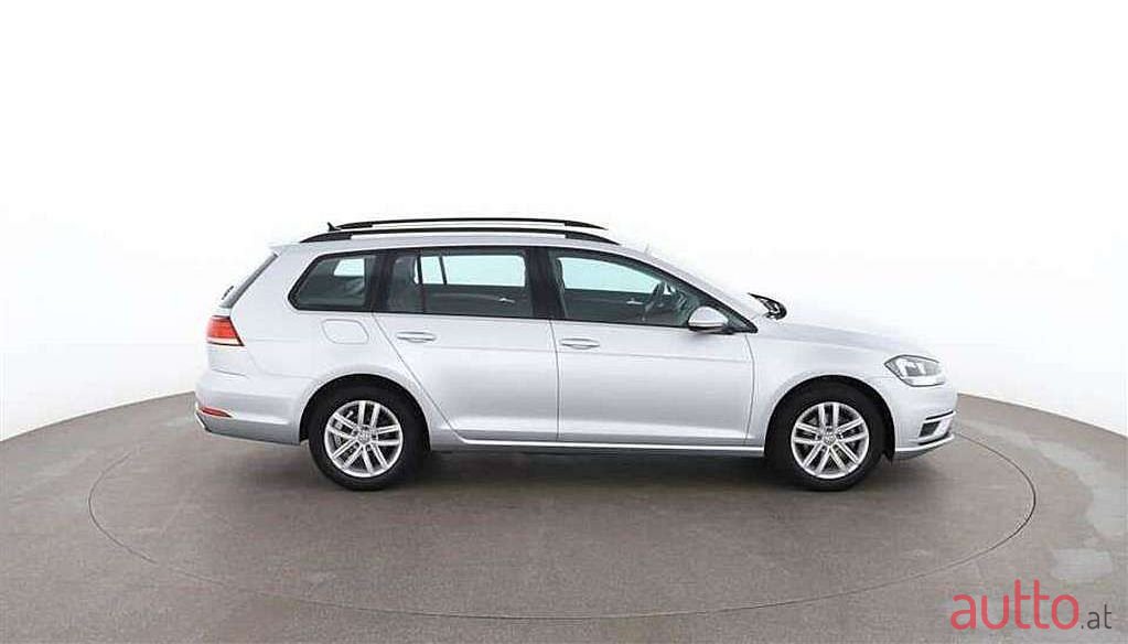 2019' Volkswagen Golf photo #2