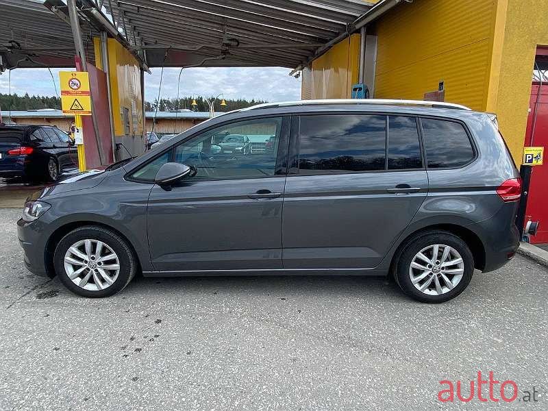 2017' Volkswagen Touran photo #3