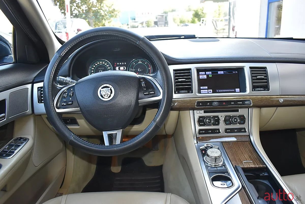 2013' Jaguar XF photo #5