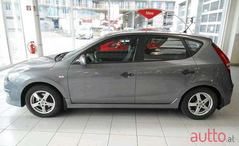 2011' Hyundai I30 photo #2