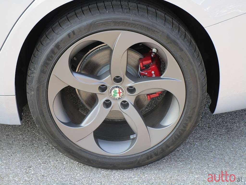 2020' Alfa Romeo Giulia photo #4