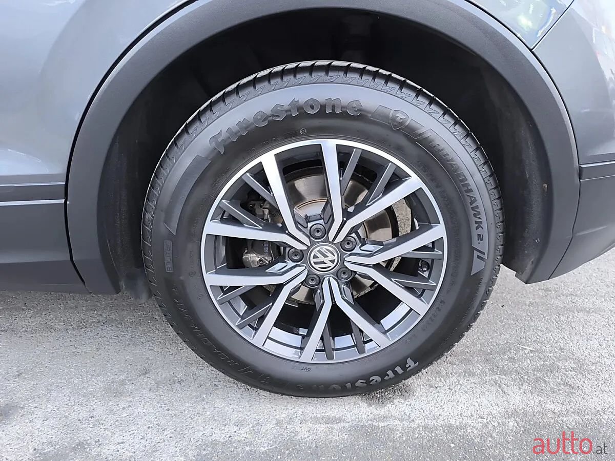 2017' Volkswagen Tiguan photo #6
