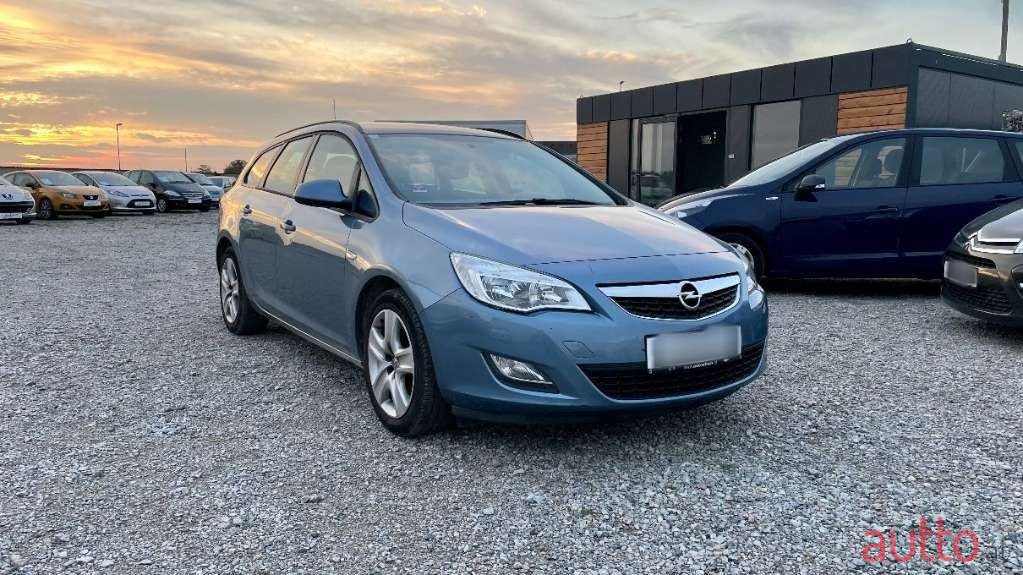 2011' Opel Astra photo #1