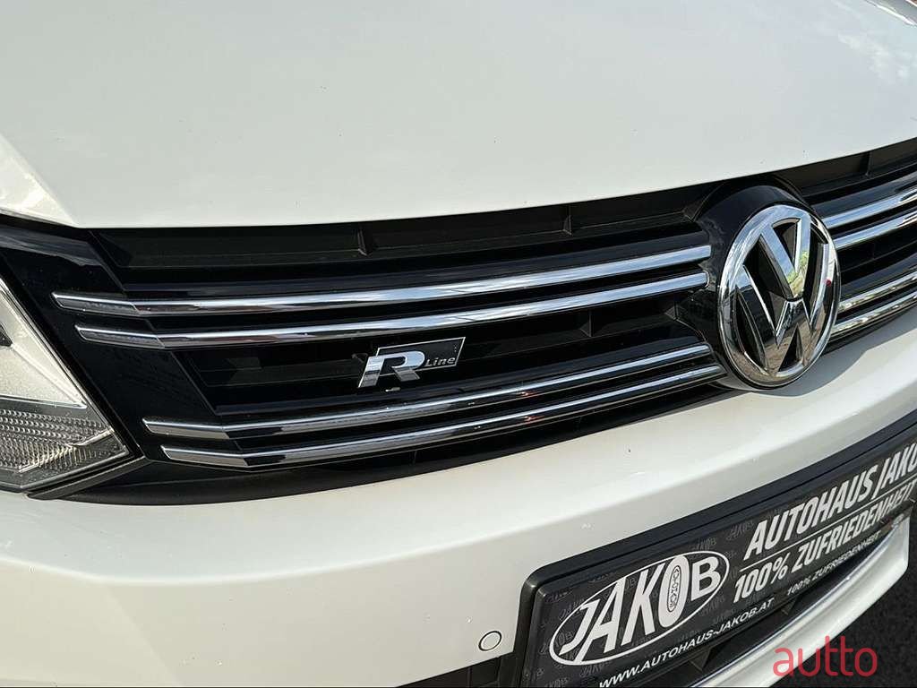 2015' Volkswagen Tiguan photo #4